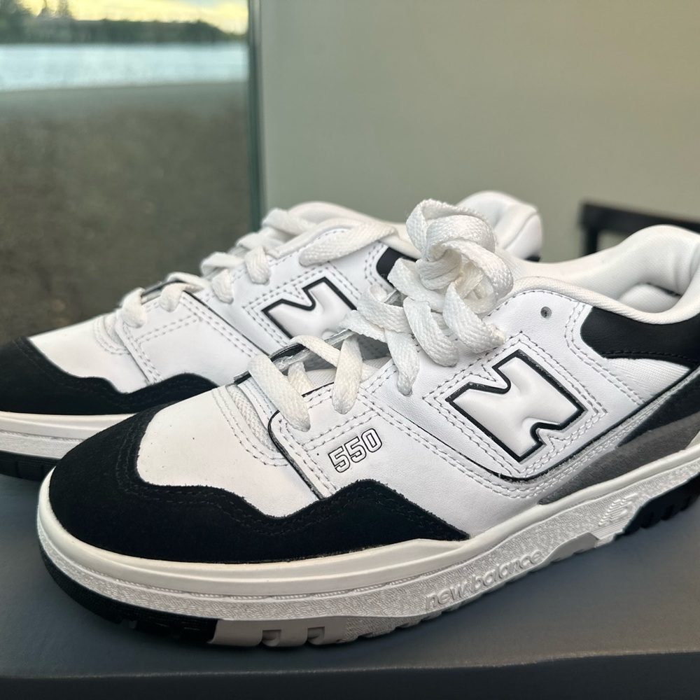 550 New Balance GS White/Black/Rain Cloud “Oreo”. Men’s 4.5. Women’s: 6-6.5.
